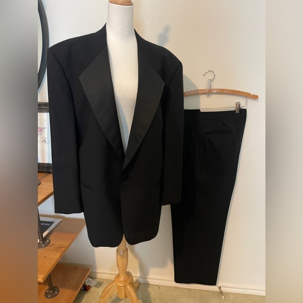 Neiman Macus Assets by Andrew Fezza Satin Lapel Virgin Wool 42R Jacket/36 Pants
